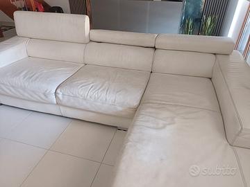 Divano angolare in pelle  con chaise longue.