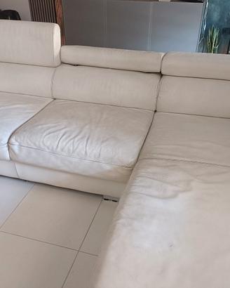 Divano angolare in pelle  con chaise longue.