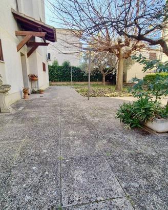 Villa di 320 m² con più di 5 locali e box auto a P