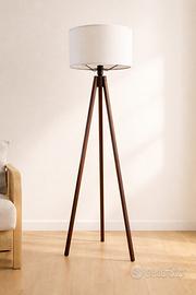 Lampada stile nordico tripode elegante.
