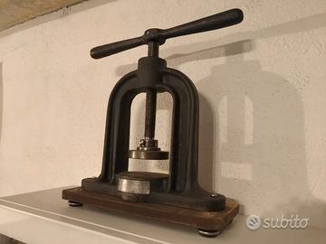 Antica pressa odontoiatrica da dentista