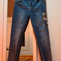 Jeans aderenti blu con fiori ricamati – Taglia M