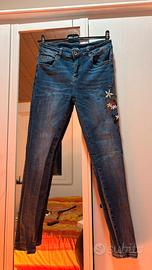 Jeans aderenti blu con fiori ricamati – Taglia M