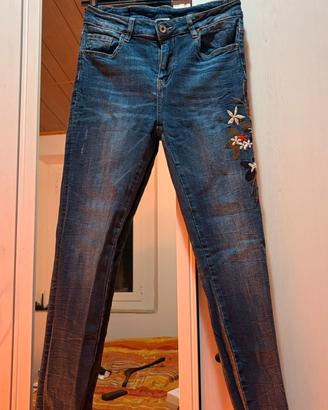 Jeans aderenti blu con fiori ricamati – Taglia M