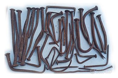 Chiodi antiche in ferro battuto fatti a mano