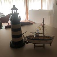Faro e barchetta in legno