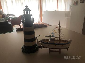 Faro e barchetta in legno