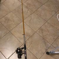 canna da pesca e rete porta pesci 