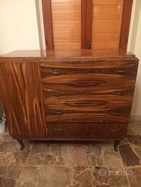 Comò in legno antichissimo