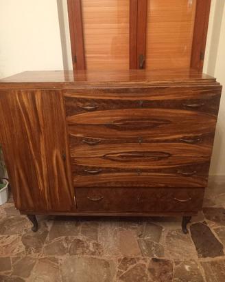 Comò in legno antichissimo
