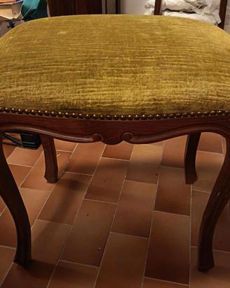Sgabello vintage in velluto e legno.
