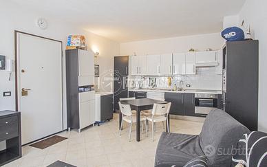 2 LOCALI CON POSTO AUTO