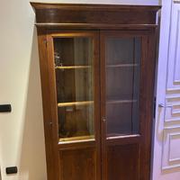 Libreria in legno massello con ante vetrate