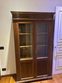 Libreria in legno massello con ante vetrate