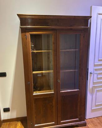 Libreria in legno massello con ante vetrate