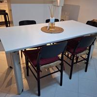 tavolo e sedie bianco e nero