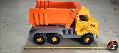 camion giocattolo 