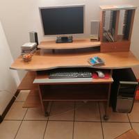Scrivania PC completa con monitor e accessori 