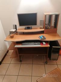 Scrivania PC completa con monitor e accessori 