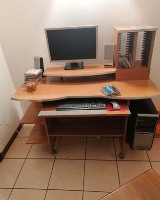 Scrivania PC completa con monitor e accessori 