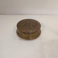 Scatola Portagioie in metallo sbalzato