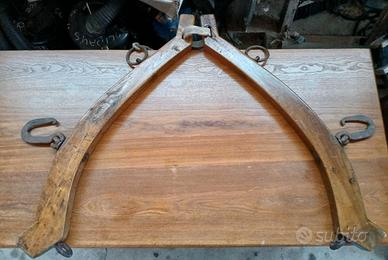 Antico giogo collare per cavalli