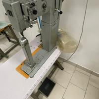 Macchina da cucire industriale a colonna