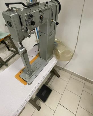 Macchina da cucire industriale a colonna