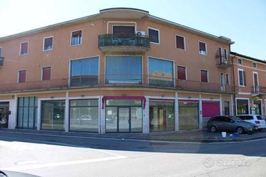Immobile di 310 m² con 3 locali a Bonate Sotto