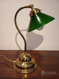 Lampada in bronzo e vetro opalino verde