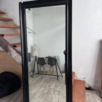 Specchio con cornice nera