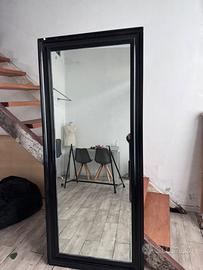 Specchio con cornice nera