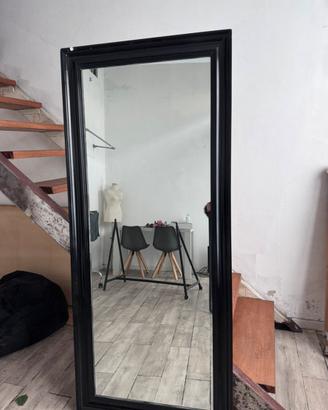 Specchio con cornice nera