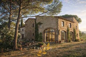 Rustico / Casale di 800 m² con più di 5 locali e b