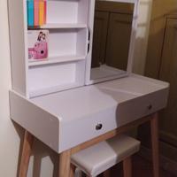 postazione trucco e specchiera 