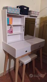 postazione trucco e specchiera 