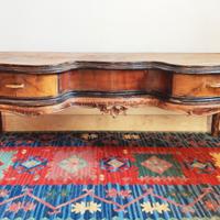 Mobile basso chippendale con due cassetti