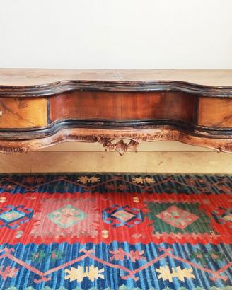 Mobile basso chippendale con due cassetti