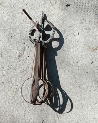 Antico frullatore a mano 