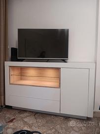 Mobile bianco con luci