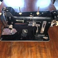 Macchina da cucire antica Necchi