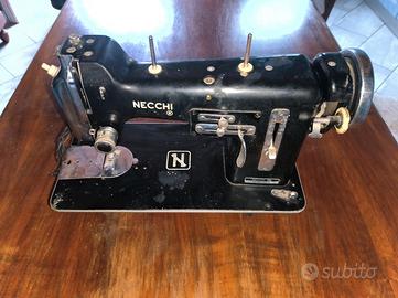 Macchina da cucire antica Necchi