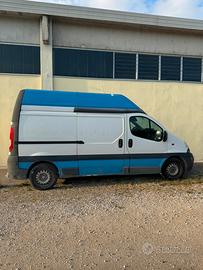 OPEL VIVARO CON GANCIO TRAINO