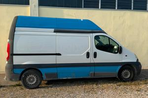 OPEL VIVARO CON GANCIO TRAINO
