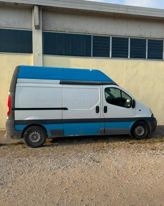 OPEL VIVARO CON GANCIO TRAINO