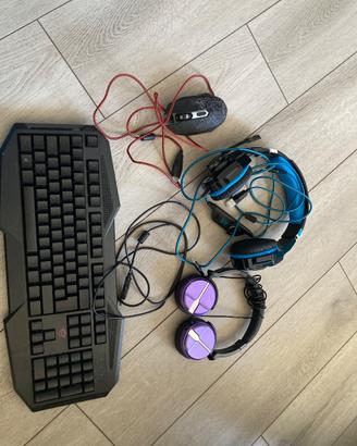 Cuffie con microfono, tastiera e mouse per game