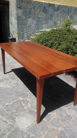 Tavolo in legno pieno