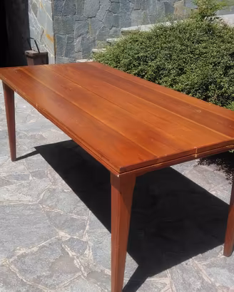 Tavolo in legno pieno