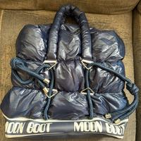Borsa Moon Boot mai indossata