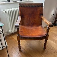 Poltrona antica in legno e cuoio